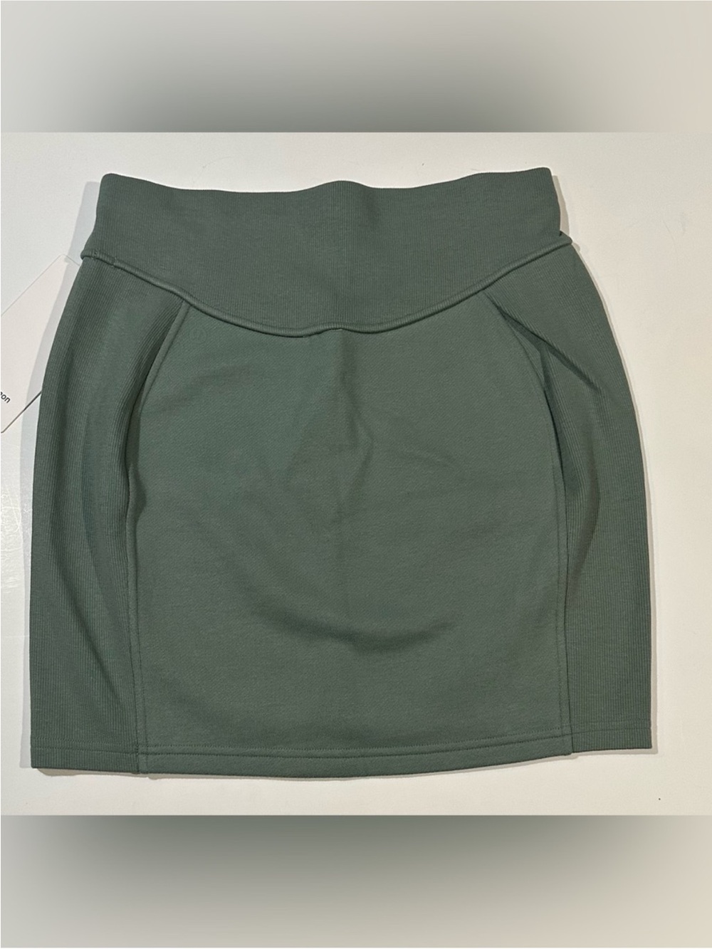 NEW, Lululemon Scuba High Rise Mini Skirt Size Medium Ribbed (GREU) Olive Green - Picture 4 of 11